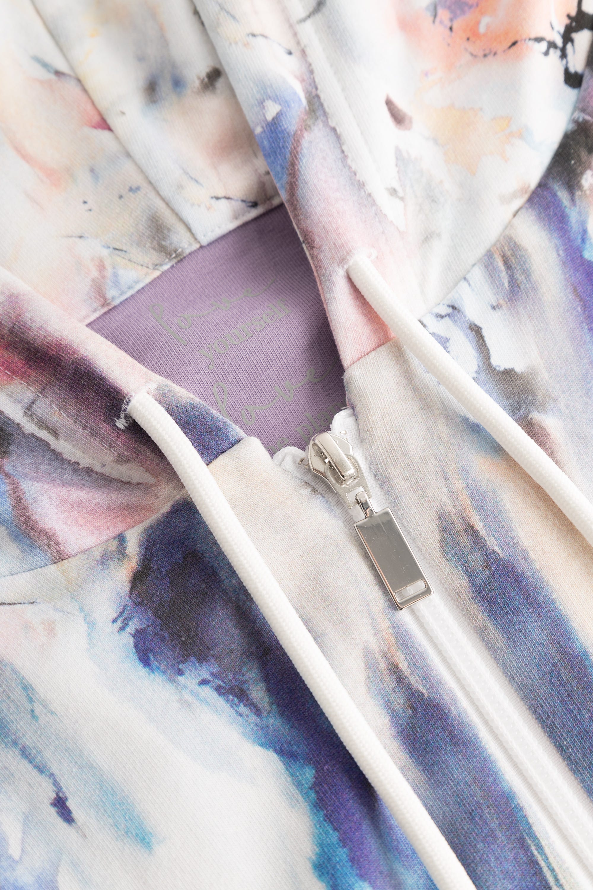 Detailbild der Sweatjacke im farbenfrohen Druck