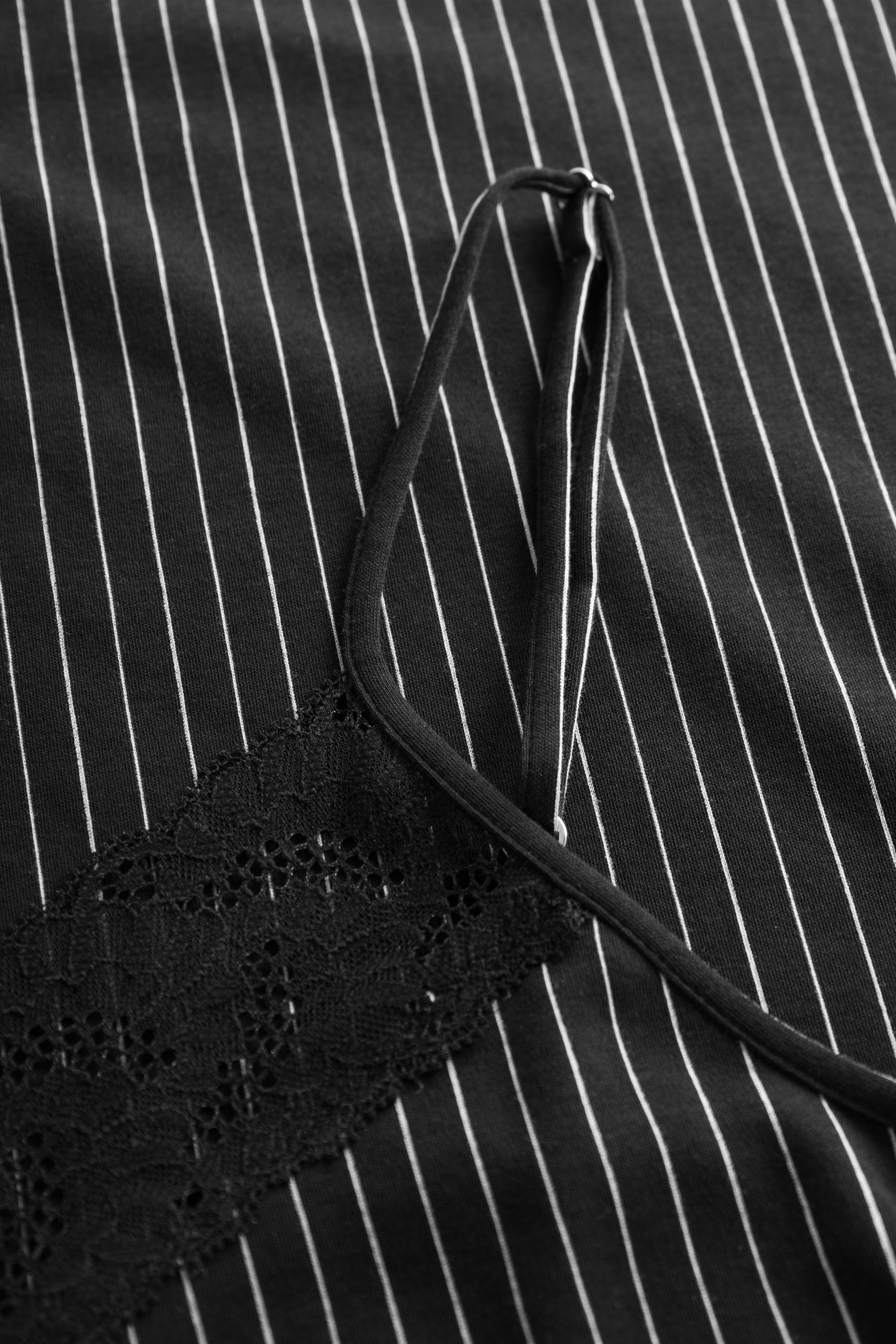 Detailbild Bigshirt im Nadelzug mit Spitze
