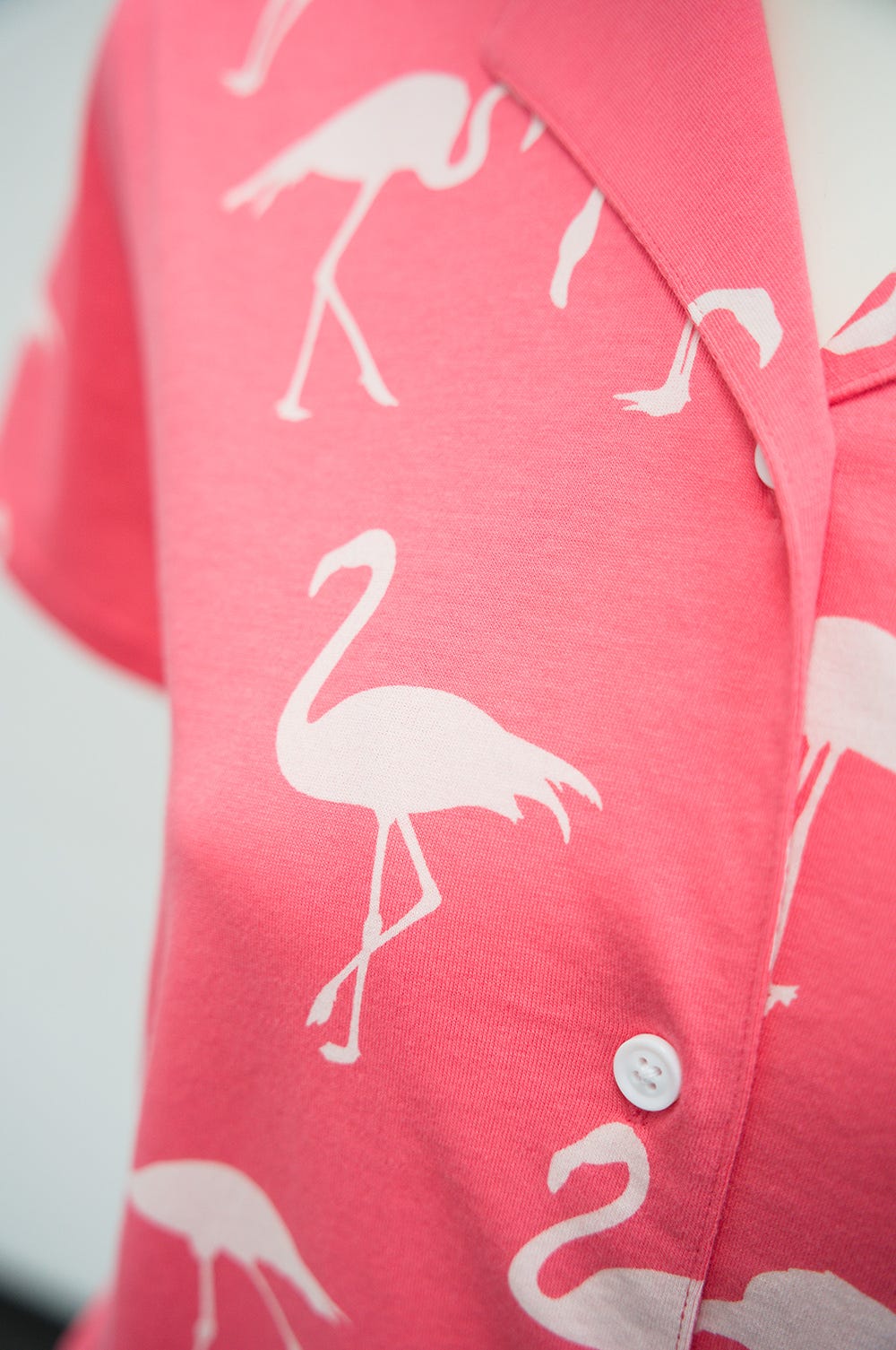 Detailbild Pyjama im Flamingo-Druck Herrenhemdstil aus 100% Baumwolle