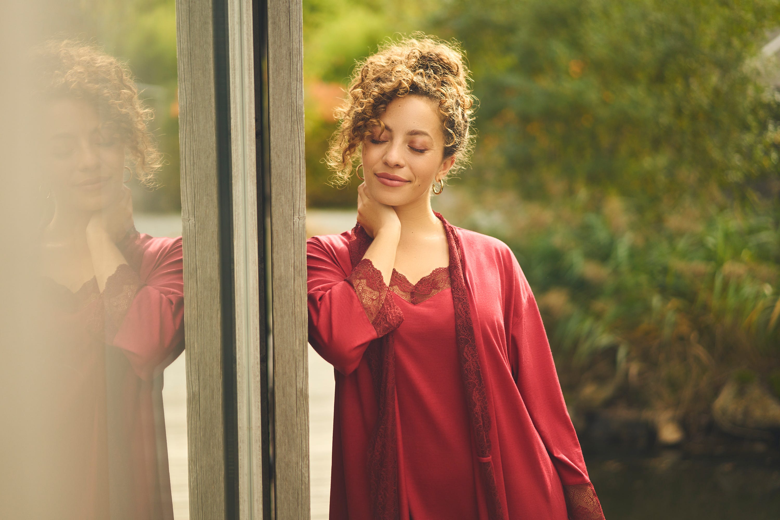 Nachtkleid und Morgenmantel mit Spitze in Rot