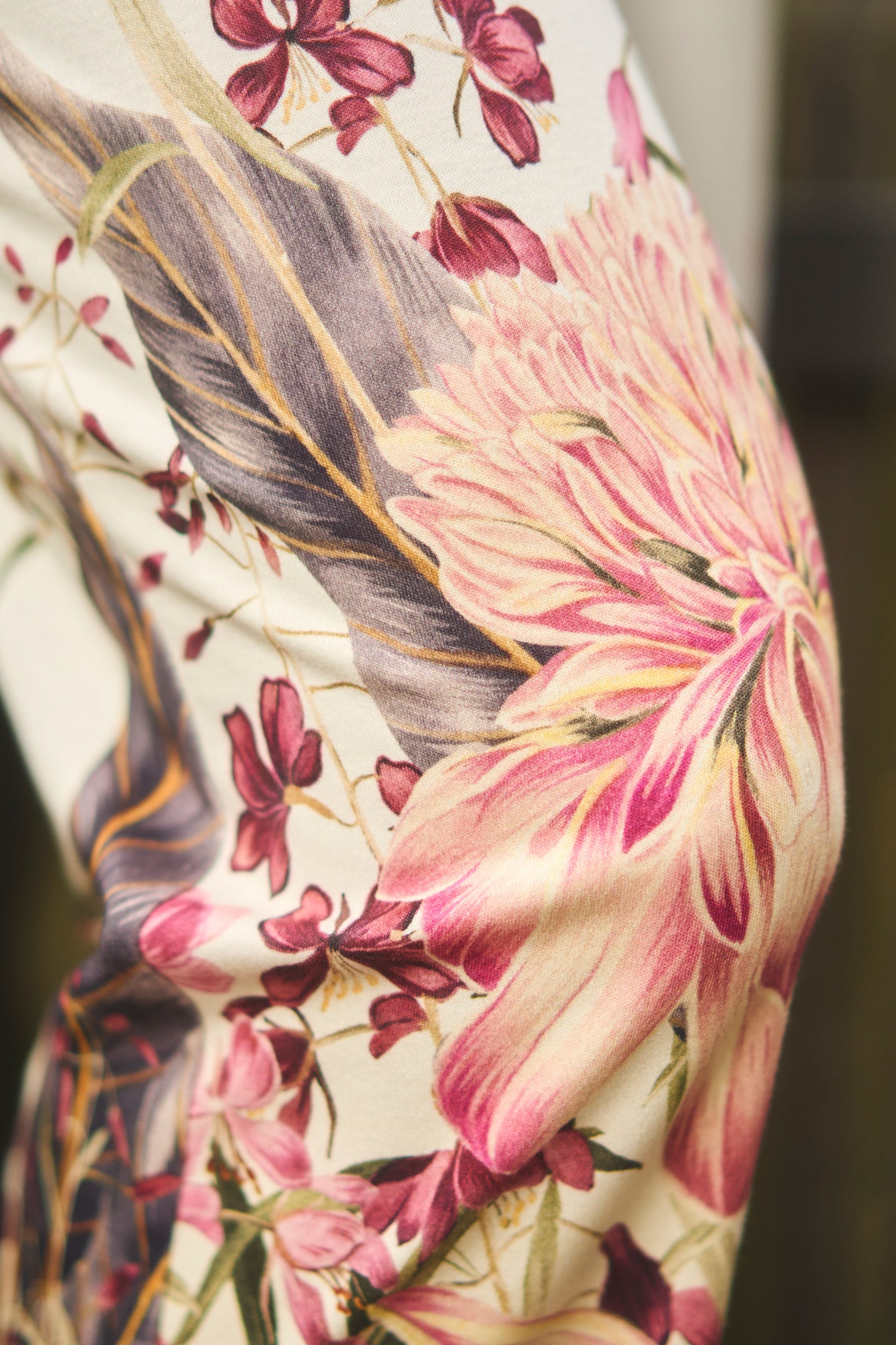 Detailbild Pyjama mit platzierten Blumen