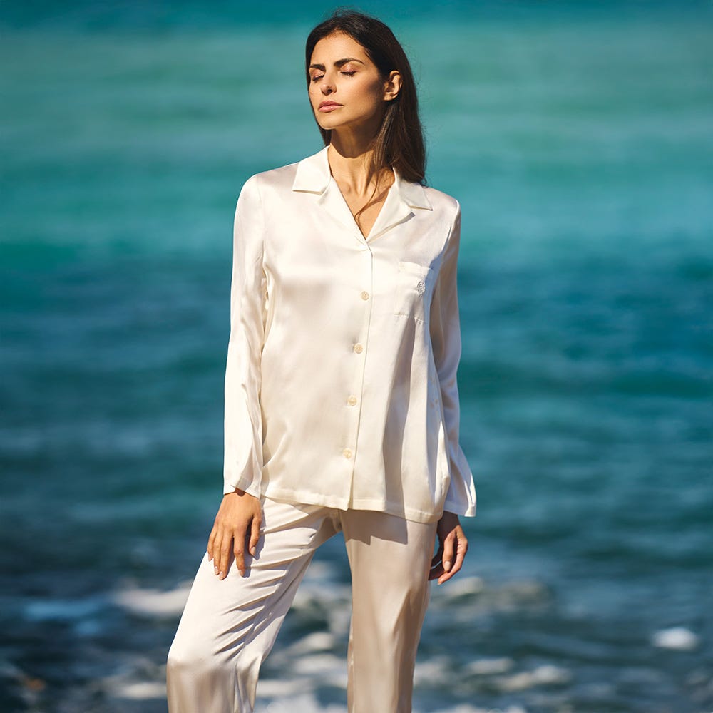 Luxuriöser Pyjama im Herrenhemd-Stil aus Seide in Creme