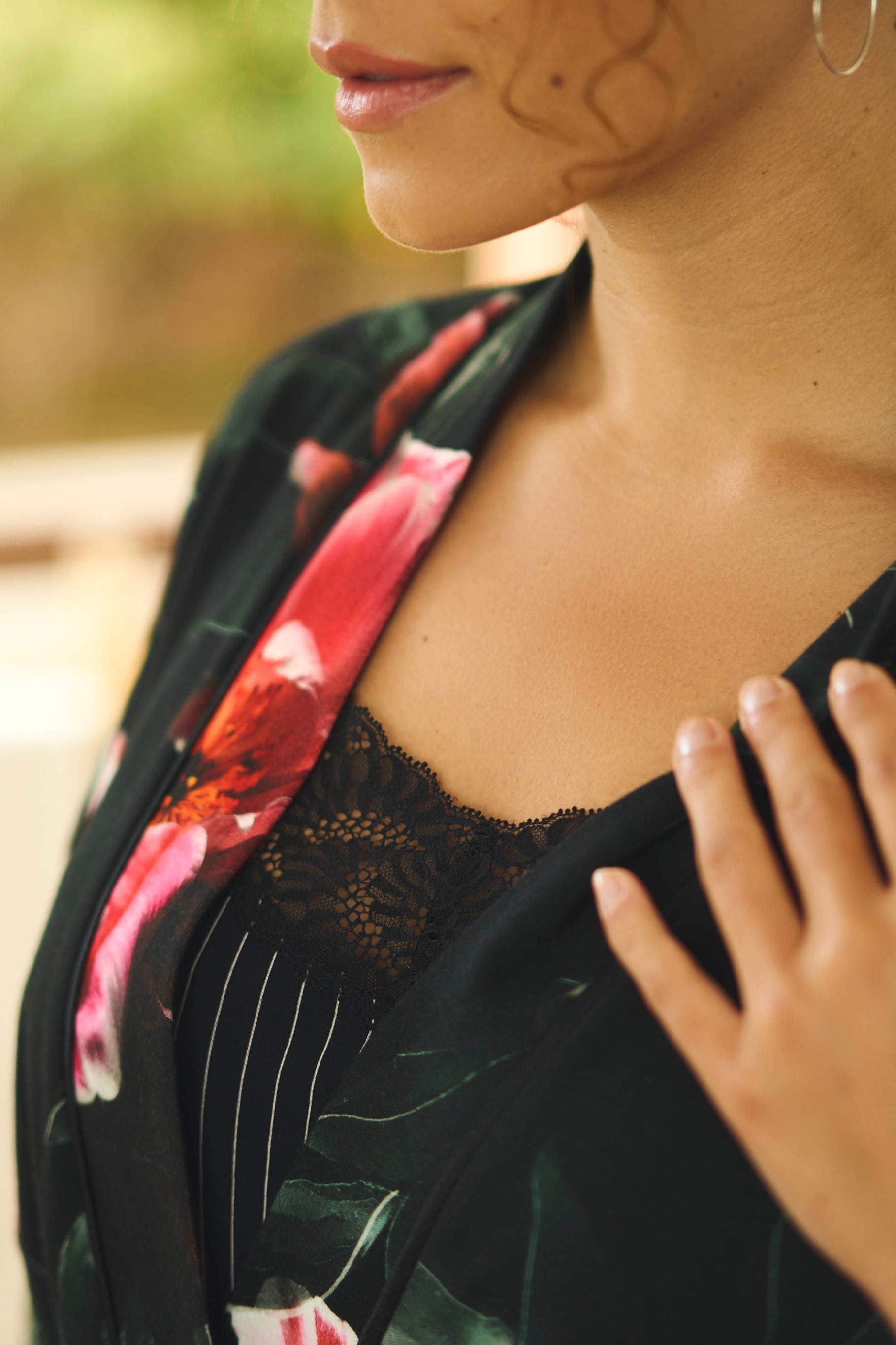 Detailbild Bigshirt im Nadelzug mit Spitze und Morgenmantel im romantischen Blumendruck