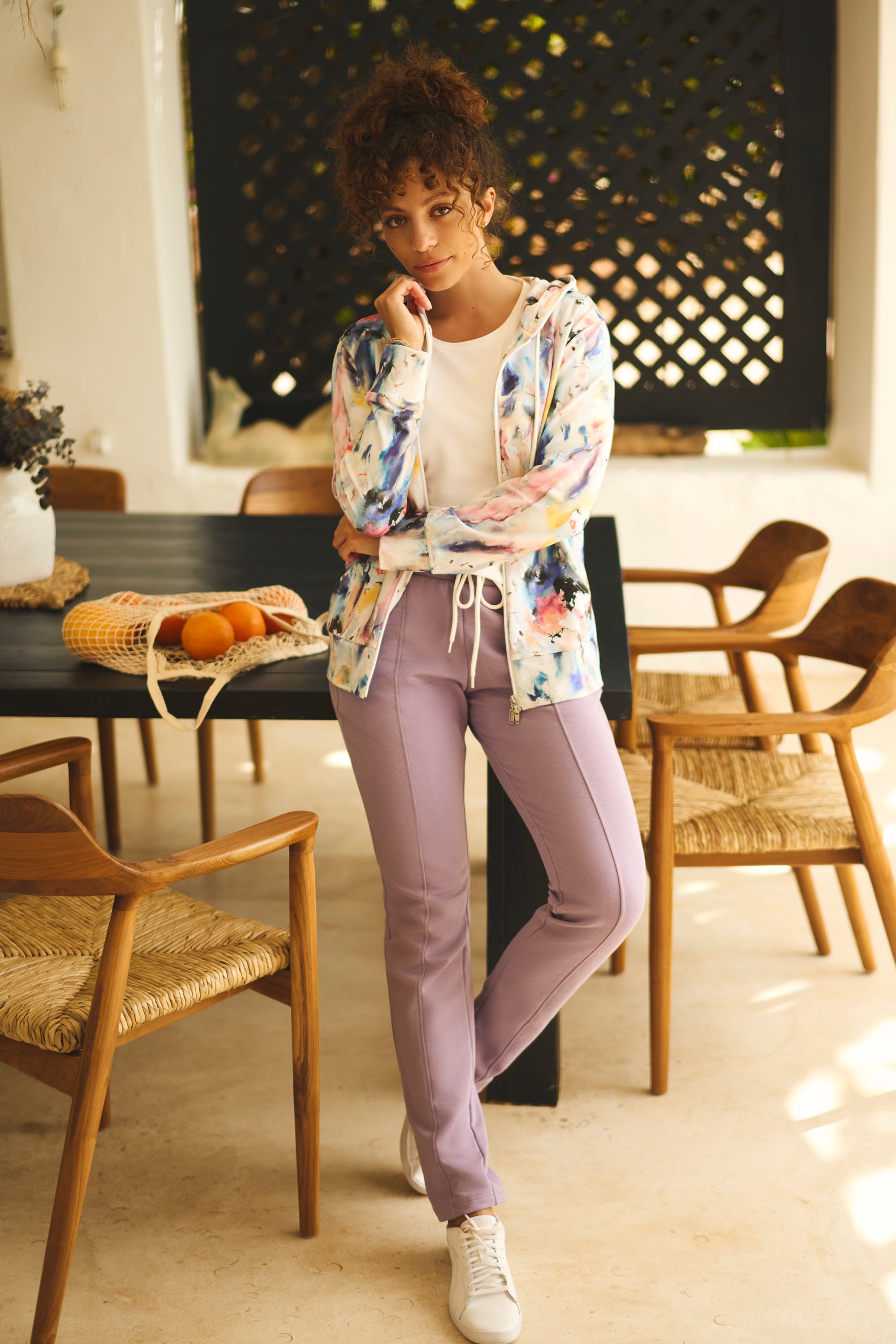 Lässige Homewear mit Sweathose in Flieder, T-Shirt mit Aufdruck und Sweatjacke im bunten Print