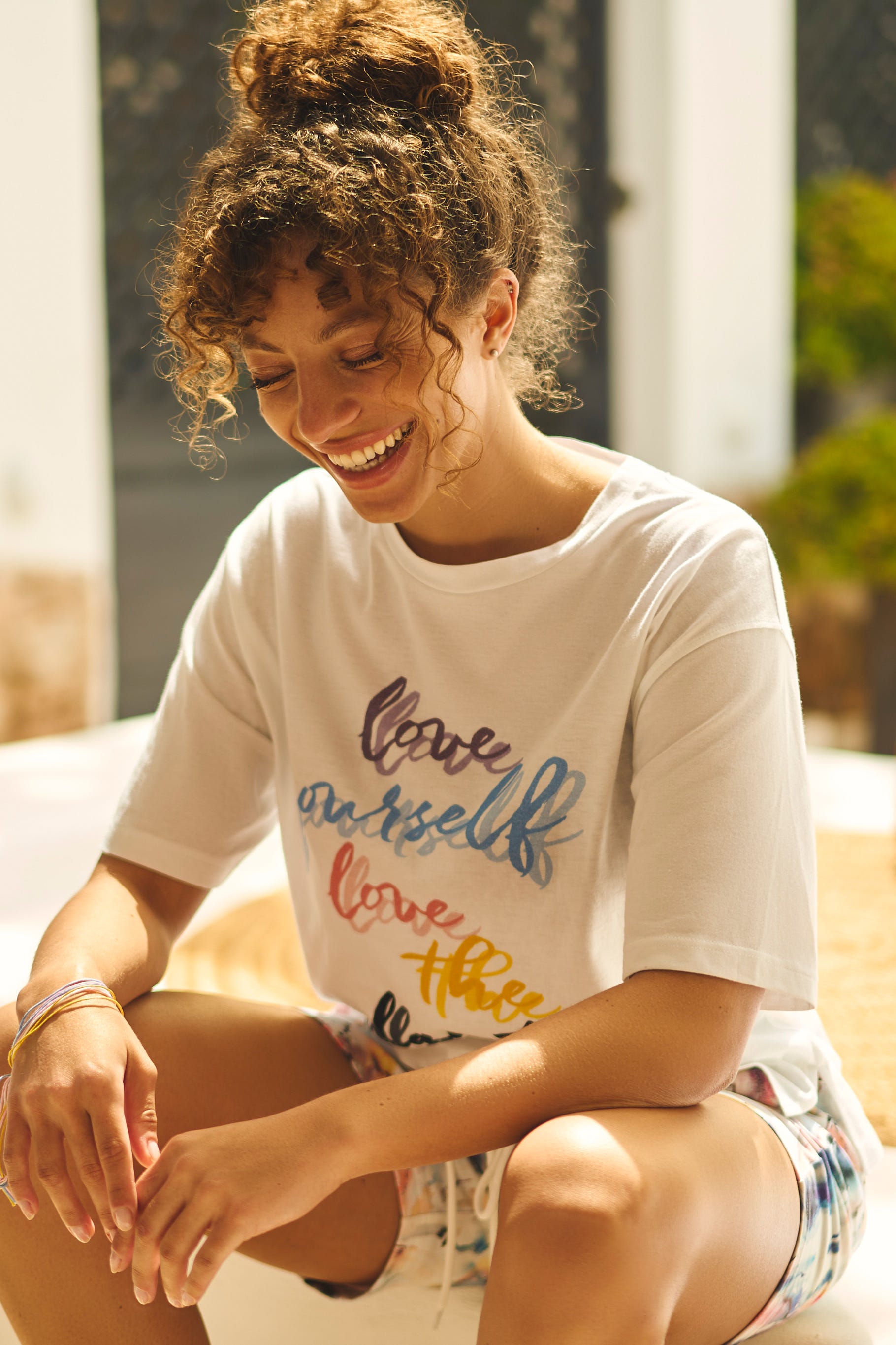 T-Shirt mit fröhlichem Schriftzug und Short im farbenfrohen Druck